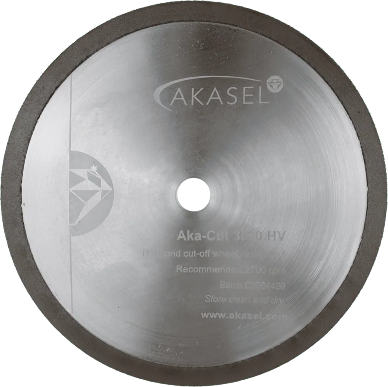 Akasel diamantskiva Aka-Cut 3000 HV, 150 mm, tillverkad av silvermetall med en mörk kant. Skivan har text som "Aka-Cut 3000 HV", "Diamond cut-off wheel, resin bond", "Recommended: 2700 rpm", "Batch: C2024420" och webbadressen "www.akasel.com". Ett centralt hål finns för montering.