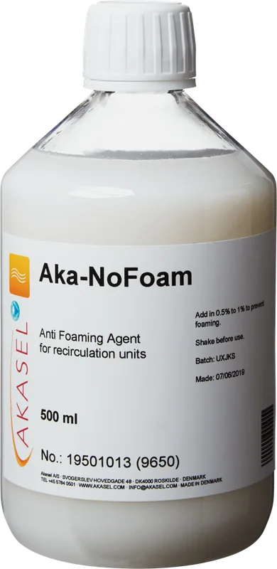 Akasel Aka-NoFoam 500 ml: Transparent plastflaska med vit kork, innehållande ett skumdämpande medel för cirkulerande kylsystem. Etiketten visar produktnamnet, användarinstruktioner som rekommenderar en 0,5–1 % blandning samt ytterligare detaljer som batchnummer och produktionsdatum. Speciellt utvecklad för metallografiska applikationer för att förhindra skumbildning i cirkulerande kylsystem under provberedning och säkerställa optimal kylprestanda.