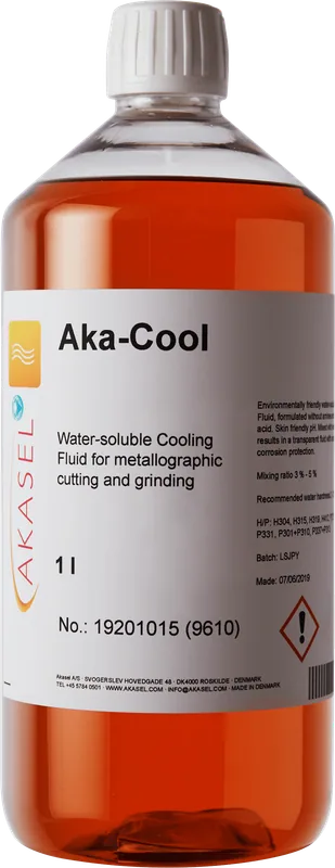 Akasel Aka-Cool 500 ml: Transparent plastflaska med vit skruvkork, fylld med en orange, vattenlöslig kylvätska för cirkulerande kylsystem. Etiketten visar produktnamnet, instruktioner för att blanda 3–5 % med vatten samt batchnummer och produktionsdatum. Speciellt utvecklad för metallografiska applikationer för att säkerställa effektiv kylning under provberedning och minimera värmeutveckling.