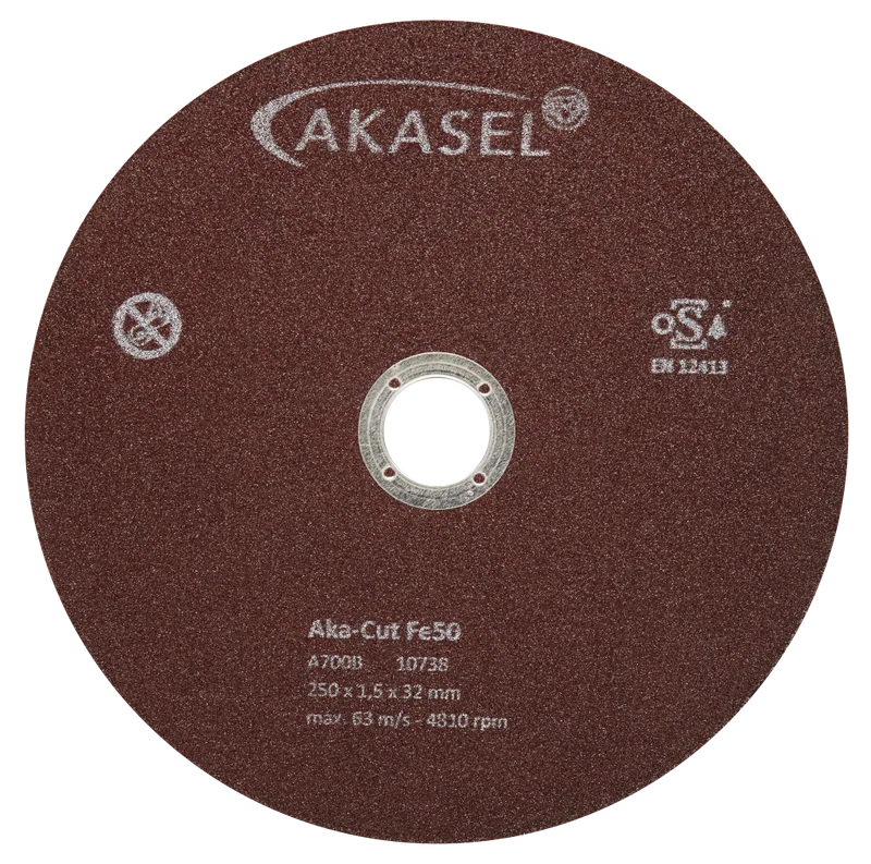 Akasel Aka-Cut Fe50: Brun kapskiva med en diameter på 250 mm. Akasel-logotypen är tydligt synlig på skivan, tillsammans med modellbeteckningen "Aka-Cut Fe50." Övriga markeringar inkluderar tekniska specifikationer som "250 x 1,5 x 32 mm," maximal hastighet "63 m/s - 4810 rpm," och oSa-säkerhetssymbolen. Speciellt utvecklad för metallografiska applikationer, idealisk för precisionsskärning av hårda stål och järnmetaller med en hårdhet på cirka 350–700 HV (50 HRC).