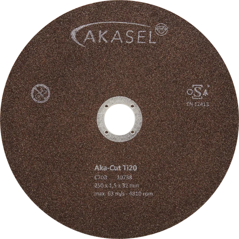 Akasel Kapskiva Aka-Cut Ti20, 250 mm, brunfärgad med ett metalliskt centrerat hål. Ytan visar produktnamnet "Aka-Cut Ti20," dimensioner "250 x 1,5 x 32 mm," och tekniska detaljer som "max. 63 m/s, 4810 rpm." Speciellt utvecklad för metallografiska applikationer, idealisk för precisionsskärning av titan och titanlegeringar.