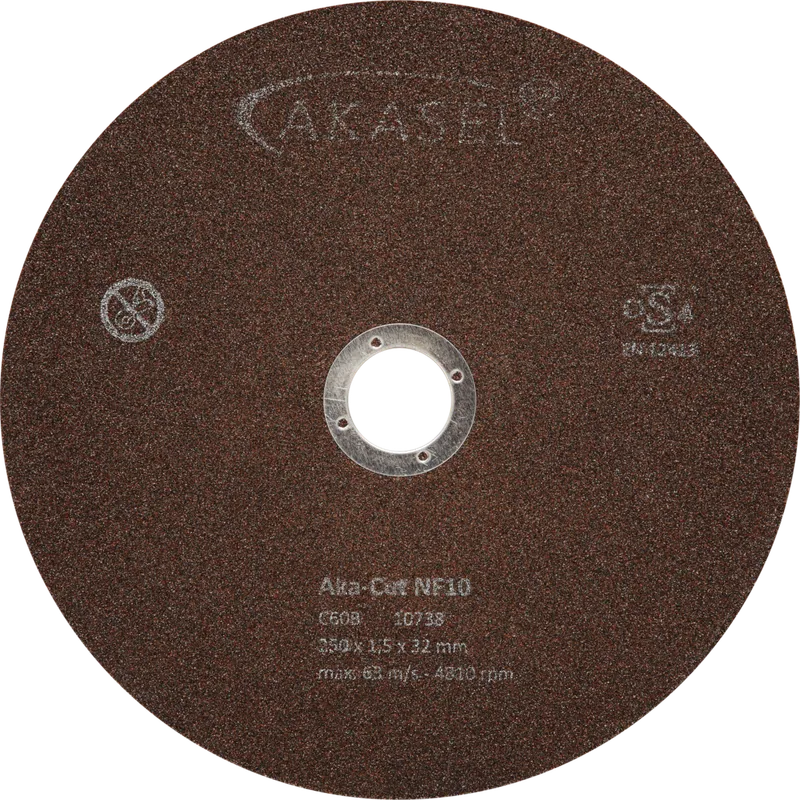 Akasel Kapskiva Aka-Cut NF10, 250 mm, brunfärgad med ett metalliskt centrerat hål och vit märkning. Märkningen visar produktnamnet "Aka-Cut NF10," dimensioner "250 x 1,5 x 32 mm," och tekniska specifikationer som "max. 63 m/s, 4810 rpm." Speciellt utvecklad för metallografiska applikationer, idealisk för precisionsskärning av icke-järnmetaller och legeringar.