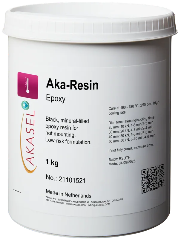 Akasel Aka-Resin Epoxy: Vit plastbehållare med svart text för mineralfyllt epoxiharts avsett för varminbäddning. Etiketten visar Akasel-logotypen och produktdetaljer: "Aka-Resin Epoxy," "Black Mineral filled Epoxy Resin for Hot Mounting," "1 kg," samt tekniska specifikationer som härdningsvillkor: "Cure at 160 – 180 ℃," och diameter- och kraftangivelser (t.ex. 25 mm: 10 kN). En röd varningstriangel markerar säkerhetsinformation. Speciellt utvecklad för metallografiska applikationer, idealisk för precis och stabil inbäddning av prover.