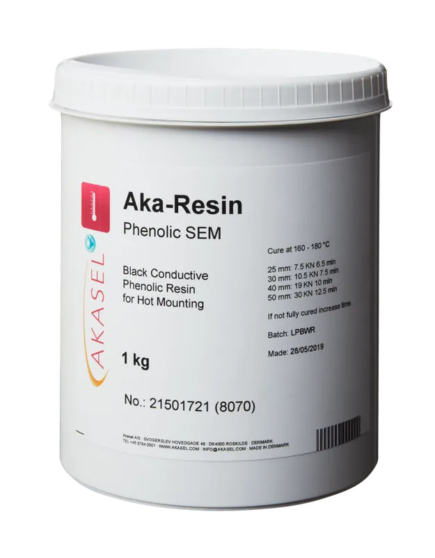 Akasel Aka-Resin Phenolic SEM, en vit behållare med lock som innehåller svart ledande fenolharts. Etiketten visar produktnamnet, "Black Conductive Phenolic Resin for Hot Mounting," vikten 1 kg och artikelnummer 21501721 (8070). Den inkluderar också härdningstider och specifika parametrar för storlekar från 25 mm till 50 mm. Speciellt utvecklad för metallografiska applikationer, idealisk för förberedelse av ledande prover för svepelektronmikroskopi (SEM).