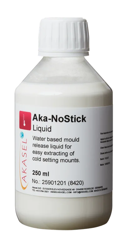 Akasel Aka-NoStick Liquid i en genomskinlig plastflaska med vit skruvkork. Etiketten visar produktnamnet "Aka-NoStick Liquid" och beskrivningen "Water-based mould release liquid for easy extracting of cold-setting mounts." Ytterligare detaljer: Innehåll 250 ml, Artikelnummer 25901201 (8420), tillverkad i Danmark. Speciellt utvecklad för metallografiska applikationer för att säkerställa enkel borttagning av prover vid kallinbäddning.