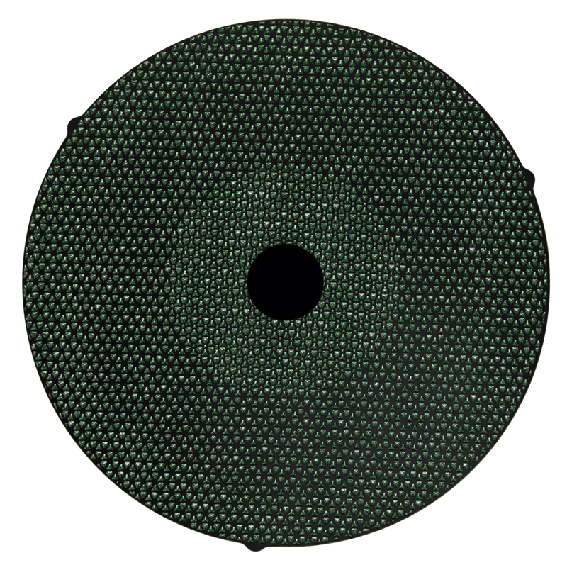 Akasel Aka-Piatto 220 slipskiva, mörkgrön med slitoptimerad design. Den ökade densiteten i mitten och vid kanterna säkerställer jämnt slitage och längre livslängd. Med en diameter på 250 mm är den speciellt utvecklad för metallografisk planslipning vid 75 µm, idealisk för prover med en hårdhet på 150 HV – 1000 HV.
