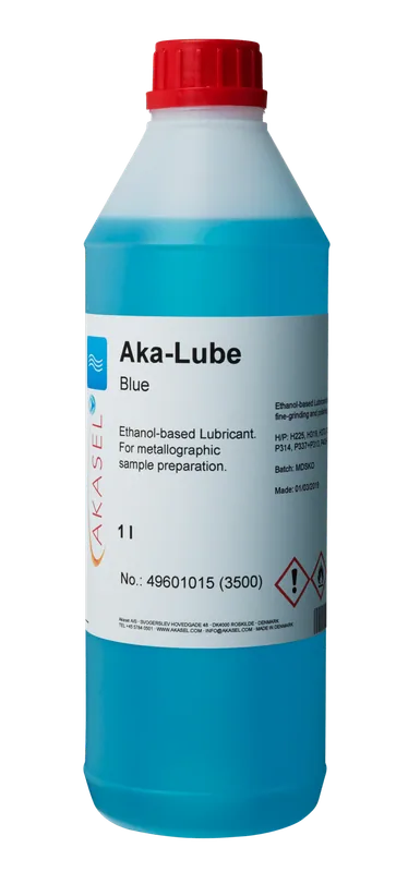 Akasel Aka-Lube Blue, ett etanolbaserat smörjmedel i en genomskinlig 1-litersflaska med en intensiv blå vätska. Ger jämn smörjning vid metallografiska poleringsarbeten.