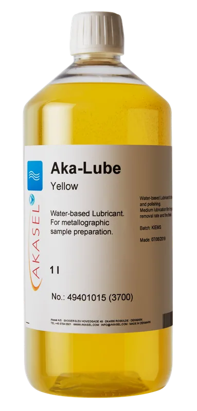 Akasel Aka-Lube Yellow, ett vattenbaserat smörjmedel i en genomskinlig 1-litersflaska med en intensiv gul vätska. Lämplig för effektiv materialavverkning och metallografisk finslipning.