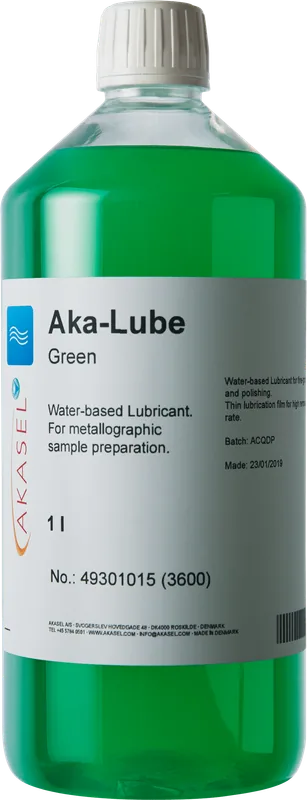 Akasel Aka-Lube Green, ett vattenbaserat smörjmedel i en genomskinlig 1-litersflaska med en stark grön vätska. Optimerad för hög materialavverkning och jämna metallografiska slipprocesser.