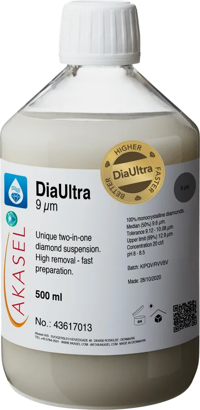 Akasel DiaUltra 9 µm premium diamantsuspension med 100% monokristallina diamanter, används för metallografisk polering. Flaskan har en vit kork och en detaljerad etikett som visar koncentration, partikelstorlek, median, tolerans, övre gräns och pH. Unik 2-i-1-diamantsuspension för hög borttagning och snabb förberedelse, 500 ml.