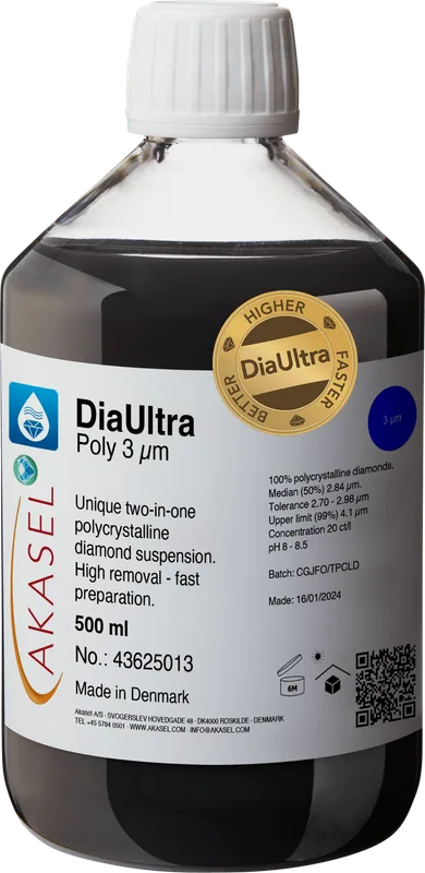 Akasel DiaUltra Poly 3 µm premium 100% polykrystallin diamantsuspension för metallografisk polering, i en 500 ml flaska med vitt lock. Den detaljerade etiketten visar koncentration, partikelstorlek, median, tolerans, övre gräns och pH. Unik 2-i-1 diamantsuspension för hög borttagning och snabb förberedelse, 500ml