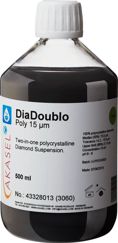 Akasel DiaDoublo Poly 15 µm: En 500 ml plastflaska med vit skruvkork, innehållande en svart polykrystallin diamantsuspension, beskriven som en 2-i-1-diamantsuspension. Etiketten visar namnet “DiaDoublo Poly 15 µm” tillsammans med texten “Two-in-one polycrystalline Diamond Suspension.” Ytterligare synlig information inkluderar: “100% polycrystalline diamonds,” “Median (50%) 15.0 µm,” “Tolerance 14.2 – 15.8 µm,” “Upper limit (99%) 21.5 µm,” och “Concentration 10 ct/l.” Symboler på etiketten anger lagringsförhållanden, hållbarhet samt batch- och produktionsinformation.