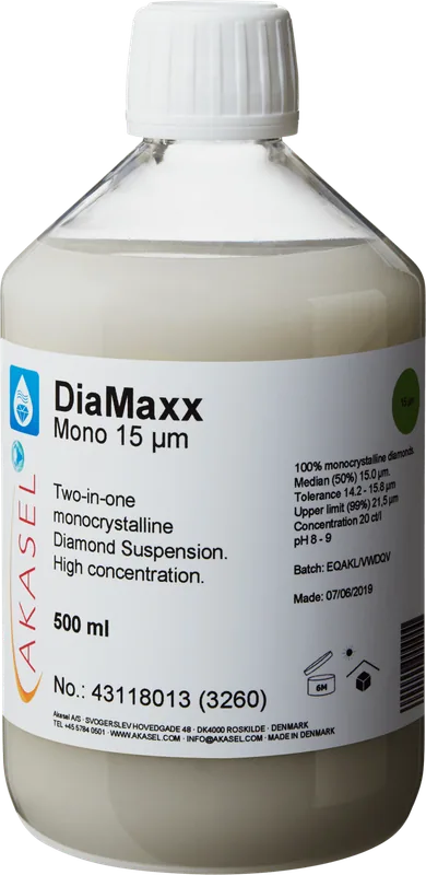 Akasel DiaMaxx Mono 15 µm: En 500 ml plastflaska med vit skruvkork, innehållande en ljus, mjölkvit monokristallin diamantsuspension, beskriven som en 2-i-1-diamantsuspension. Etiketten visar namnet “DiaMaxx Mono 15 µm” tillsammans med texten “Two-in-one monocrystalline Diamond Suspension. High concentration.” Ytterligare synlig information inkluderar: “100% monocrystalline diamonds,” “Median (50%) 15.0 µm,” “Tolerance 14.2 – 15.8 µm,” “Upper limit (99%) 21.5 µm,” och “Concentration 20 ct/l.” Symboler på etiketten anger lagringsförhållanden, hållbarhet samt batch- och produktionsinformation.