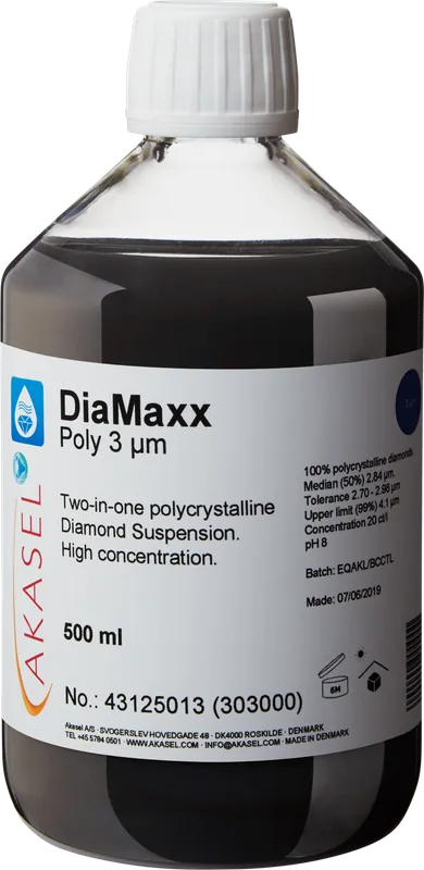 Akasel DiaMaxx Poly 3 µm: En 500 ml plastflaska med vit skruvkork, innehållande en svart polykrystallin diamantsuspension. Etiketten visar produktnamnet “DiaMaxx Poly 3 µm” tillsammans med beskrivningen “Two-in-one polycrystalline Diamond Suspension. High concentration.” Ytterligare detaljer inkluderar: “100% polycrystalline diamonds,” “Median (50%) 2.84 µm,” “Tolerance 2.70 – 2.98 µm,” “Upper limit (99%) 4.1 µm,” och en koncentration på “20 ct/l.” Symboler på etiketten anger lagringsförhållanden och hållbarhet.