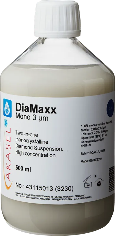 Akasel DiaMaxx Mono 3 µm: En 500 ml plastflaska med vit skruvkork, innehållande en ljus, mjölkvit monokristallin diamantsuspension. Etiketten visar produktnamnet “DiaMaxx Mono 3 µm” tillsammans med beskrivningen “Two-in-one monocrystalline Diamond Suspension. High concentration.” Ytterligare detaljer inkluderar: “100% monocrystalline diamonds,” “Median (50%) 2.84 µm,” “Tolerance 2.70 – 2.98 µm,” “Upper limit (99%) 4.1 µm,” en koncentration på “20 ct/l,” ett pH-värde på “8 – 9,” samt symboler som anger lagringsförhållanden och hållbarhet.