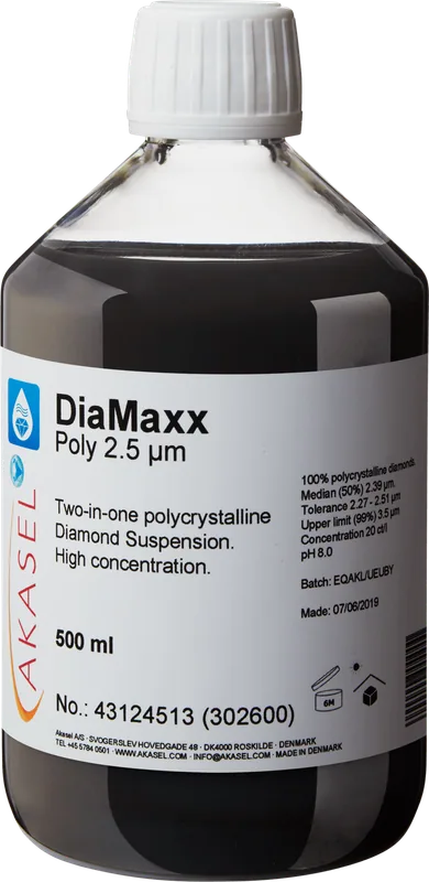 Akasel DiaMaxx Poly 2.5 µm: En 500 ml plastflaska med vit skruvkork, innehållande en svart vätska, en 2-i-1 polykrystallin diamantsuspension. Etiketten visar produktnamnet “DiaMaxx Poly 2.5 µm” tillsammans med beskrivningen “Two-in-one polycrystalline Diamond Suspension. High concentration.” Ytterligare detaljer inkluderar: “100% polycrystalline diamonds,” “Median (50%) 2.39 µm,” “Tolerance 2.27 – 2.51 µm,” “Upper limit (99%) 3.5 µm,” en koncentration på “20 ct/l,” och ett pH-värde på “8.0.” Etiketten anger också lagringsförhållanden, batchnummer och tillverkningsdatum.