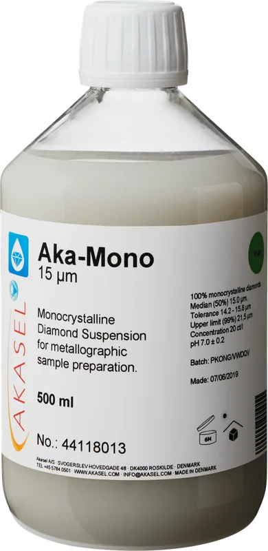 Akasel Aka-Mono 15 µm: En 500 ml plastflaska med vit skruvkork, innehållande en ljusgrå vätska. Etiketten visar texten “Aka-Mono 15 µm” och beskriver produkten som en monokristallin diamantsuspension, speciellt utvecklad för metallografisk provberedning. Ytterligare information på etiketten inkluderar “100% monocrystalline diamonds,” “Median (50%) 15 µm,” “Tolerance 14.2 – 15.8 µm,” och “Upper limit (99%) 21.5 µm.” Suspensionen har en koncentration på 20 ct/l, ett pH-värde på 7,0 ± 0,2, och detaljerade användningsinstruktioner. Flaskan är märkt med Akasel-logotypen och företagets kontaktuppgifter.