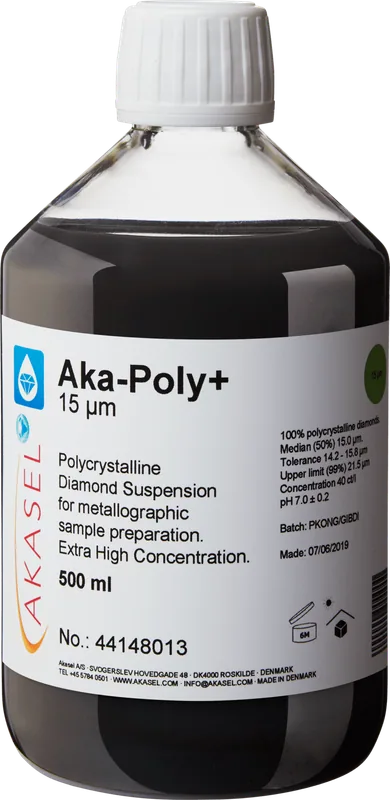 Akasel Aka-Poly+ 15 µm: En 500 ml flaska med vit skruvkork, innehållande en svart, högkoncentrerad polykrystallin diamantsuspension, speciellt utvecklad för metallografisk provberedning. Etiketten visar detaljer som “Median (50%) 15 µm,” “Tolerance 14.2 – 15.8 µm,” “Upper limit (99%) 21.5 µm,” samt en diamantkoncentration på 40 ct/l. Batchnummer, tillverkningsdatum och användningsinstruktioner är tydligt angivna. Flaskan är märkt med Akasel-logotypen och ytterligare information för säker och effektiv användning av produkten.