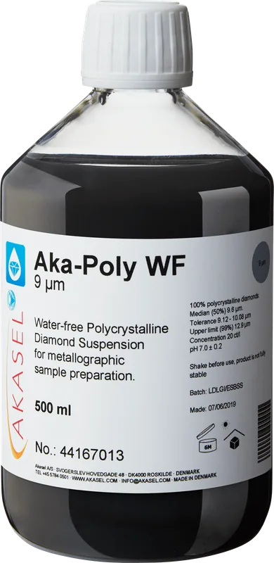 Akasel Aka-Poly WF 9 µm: 500 ml flaska med vit skruvkork, innehållande en djupt svart, vattenfri polykrystallin diamantsuspension, speciellt utvecklad för metallografisk förberedelse av vattenkänsliga material. Etiketten visar tydligt specifikationer som “Diamond concentration of 20 ct/l,” “Median (50%) 9.6 µm,” “Tolerance 9.12 – 10.08 µm,” och “Upper limit (99%) 12.9 µm.” Denna produkt möjliggör exakt justering av förhållandet mellan suspension och smörjmedel och är idealisk för känsliga prover.