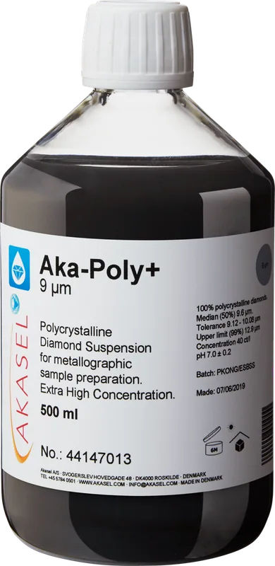Akasel Aka-Poly+ 9 µm: 500 ml flaska med vit skruvkork, innehållande en djupt svart, högkoncentrerad polykrystallin diamantsuspension, speciellt utvecklad för metallografisk förberedelse av hårda material. Etiketten visar tydligt specifikationer som “Diamond concentration of 40 ct/l,” “Median (50%) 9.6 µm,” “Tolerance 9.12 – 10.08 µm,” och “Upper limit (99%) 12.9 µm.” Denna produkt möjliggör exakt justering av förhållandet mellan suspension och smörjmedel och säkerställer utmärkta avverkningshastigheter.