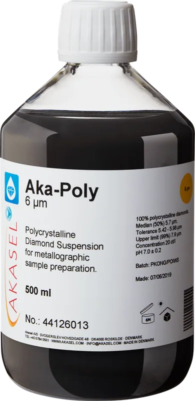 Akasel Aka-Poly 6 µm: 500 ml flaska med vit skruvkork, innehållande en djupt svart vätska, en polykrystallin diamantsuspension speciellt utvecklad för metallografisk provberedning. Etiketten visar detaljer som “Diamond concentration of 20 ct/l,” “Median (50%) 5.7 µm,” “Tolerance 5.42 – 5.98 µm,” och “Upper limit (99%) 7.9 µm.” Denna suspension är idealisk för snabb och exakt förberedelse av alla material utom vattenkänsliga.