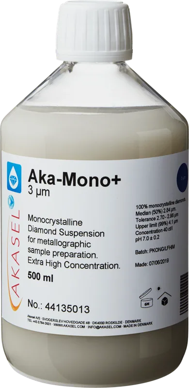 Akasel Aka-Mono+ 3 µm: 500 ml flaska med vit skruvkork, innehållande en mjölkvit, lätt opak monokristallin diamantsuspension, speciellt utvecklad för metallografisk provberedning. Etiketten visar specifikationer som “Diamond concentration of 40 ct/l,” “Median (50%) 2.84 µm,” “Tolerance 2.7 – 2.98 µm,” och “Upper limit (99%) 4.1 µm.” Suspensionen är idealisk för hårda material, förutom vattenkänsliga, och möjliggör en exakt justering av förhållandet mellan suspension och smörjmedel.