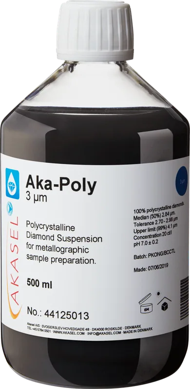 Akasel Aka-Poly 3 µm: 500 ml flaska med vit skruvkork, innehållande en svart, opak polykrystallin diamantsuspension, speciellt utvecklad för metallografisk provberedning. Etiketten visar detaljer som “Diamond concentration of 20 ct/l,” “Median (50%) 2.84 µm,” “Tolerance 2.7 – 2.98 µm,” och “Upper limit (99%) 4.1 µm.” Suspensionen är idealisk för alla material utom vattenkänsliga och möjliggör en exakt justering av förhållandet mellan suspension och smörjmedel.
