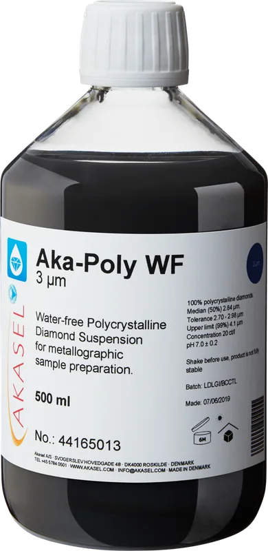 Akasel Aka-Poly WF 1 µm: 500 ml flaska med vit skruvkork, innehållande en svart, lätt opak polykrystallin diamantsuspension, speciellt utvecklad för metallografisk förberedelse av vattenkänsliga material. Den vattenfria formeln baserad på glykol är fri från oljor, farliga ämnen och brandfarliga komponenter. Etiketten visar tydligt specifikationer som “Diamantkoncentration 20 ct/l,” “Median (50%) 1 µm,” “Tolerans 0.95 – 1.05 µm,” och “Övre gräns (99%) 1.7 µm.” Aka-Poly WF ger snabba och precisa förberedelseresultat och rekommenderas för användning med det vattenfria smörjmedlet Aka-Lube Clear.