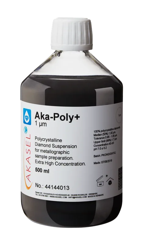 Akasel Aka-Poly+ 1 µm: Svart högkoncentrerad diamantsuspension i en genomskinlig 500 ml flaska med vit skruvkork, speciellt utvecklad för metallografisk provberedning. Etiketten visar texten “Polycrystalline Diamond Suspension for metallographic sample preparation. Extra High Concentration.” Tekniska detaljer inkluderar “Diamond concentration of 40 ct/l,” “Median (50%) 1 µm,” “Tolerance 0.95 – 1.05 µm,” och “Upper limit (99%) 1.7 µm.” Idealisk för bearbetning av mycket hårda material, förutom vattenkänsliga prover.