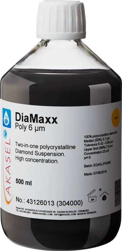 Akasel DiaMaxx Poly 6 µm: En 500 ml plastflaska med vit skruvkork, innehållande en svart polykrystallin diamantsuspension. Etiketten visar produktnamnet “DiaMaxx Poly 6 µm” tillsammans med beskrivningen “Two-in-one polycrystalline Diamond Suspension. High concentration.” Ytterligare detaljer inkluderar: “100% polycrystalline diamonds,” “Median (50%) 5.7 µm,” “Tolerance 5.42 – 5.98 µm,” “Upper limit (99%) 7.9 µm,” och en koncentration på “20 ct/l.” Symboler på etiketten anger lagringsförhållanden och hållbarhet.